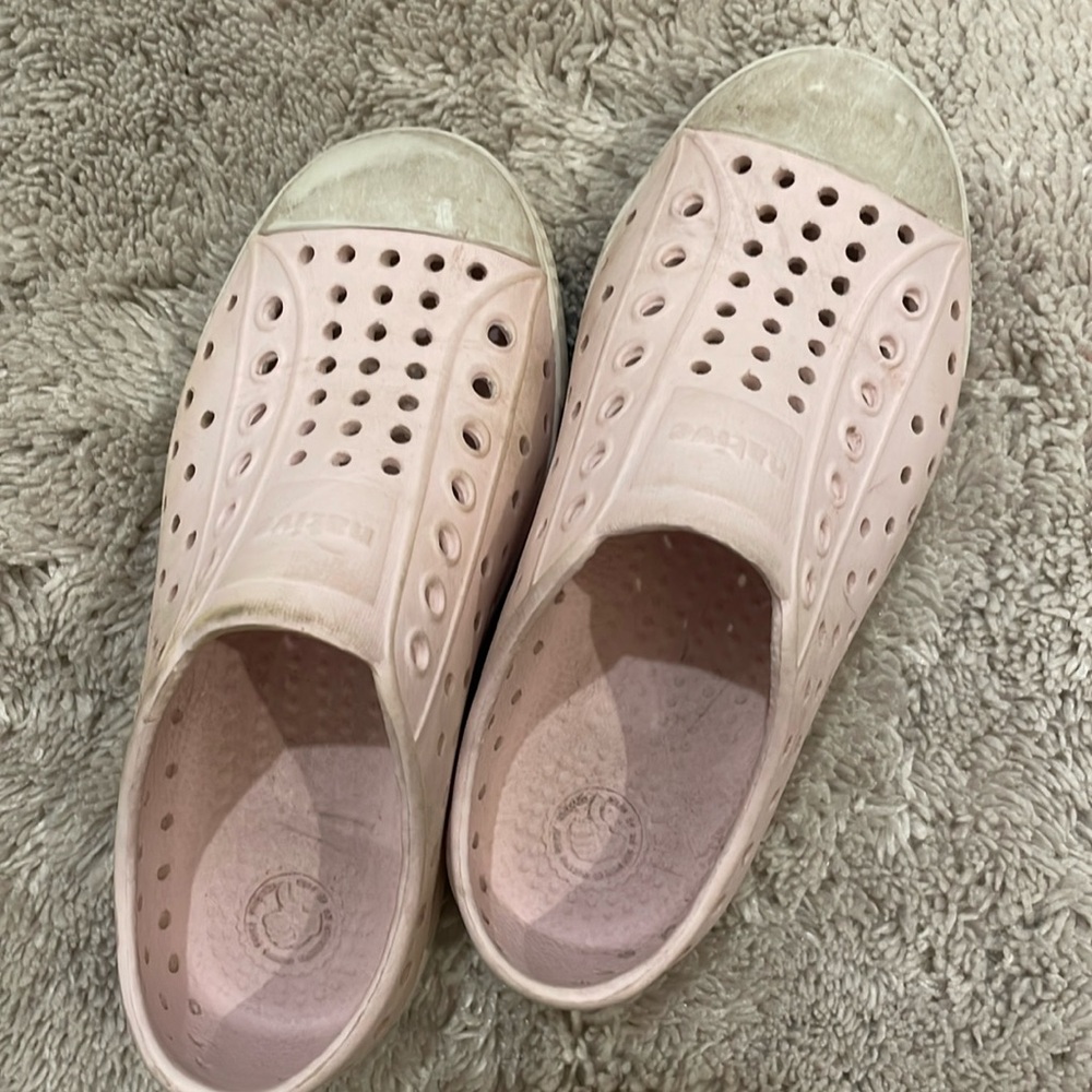 Native Jefferson pale pink shoes sz C11